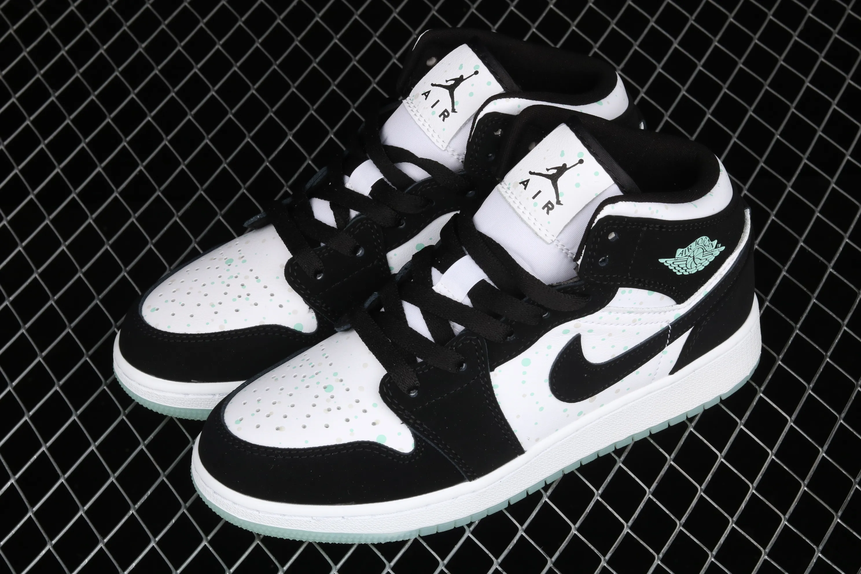 All categories Air Jordan Jordan series basketball shoes Air Jordan 1 Mid Air Jordan 1 Mid AJ1 Joe 1 black and white color luminous starry mid-top BQ6931-103